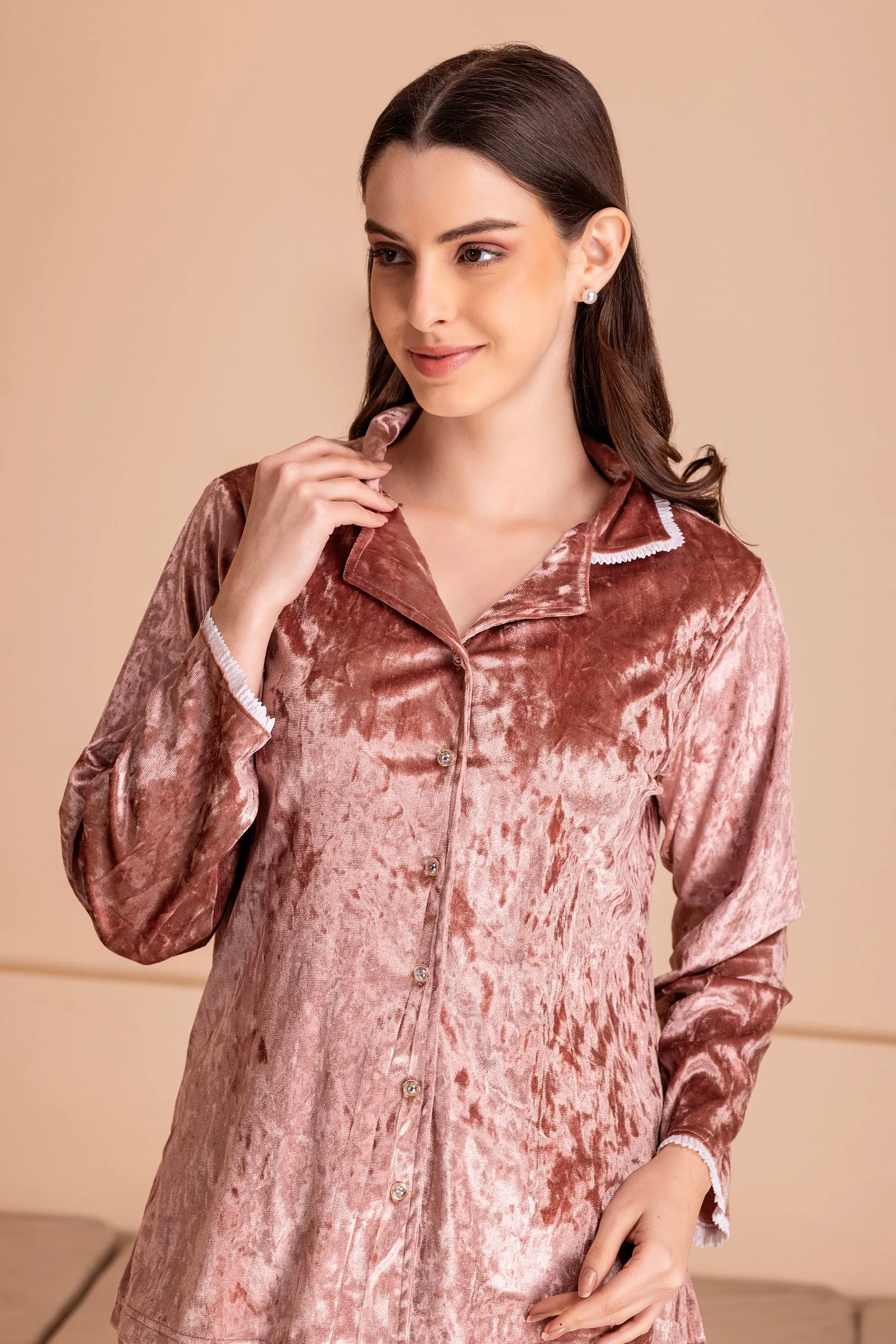 Classic collar in Ice velvet with Lace trims
